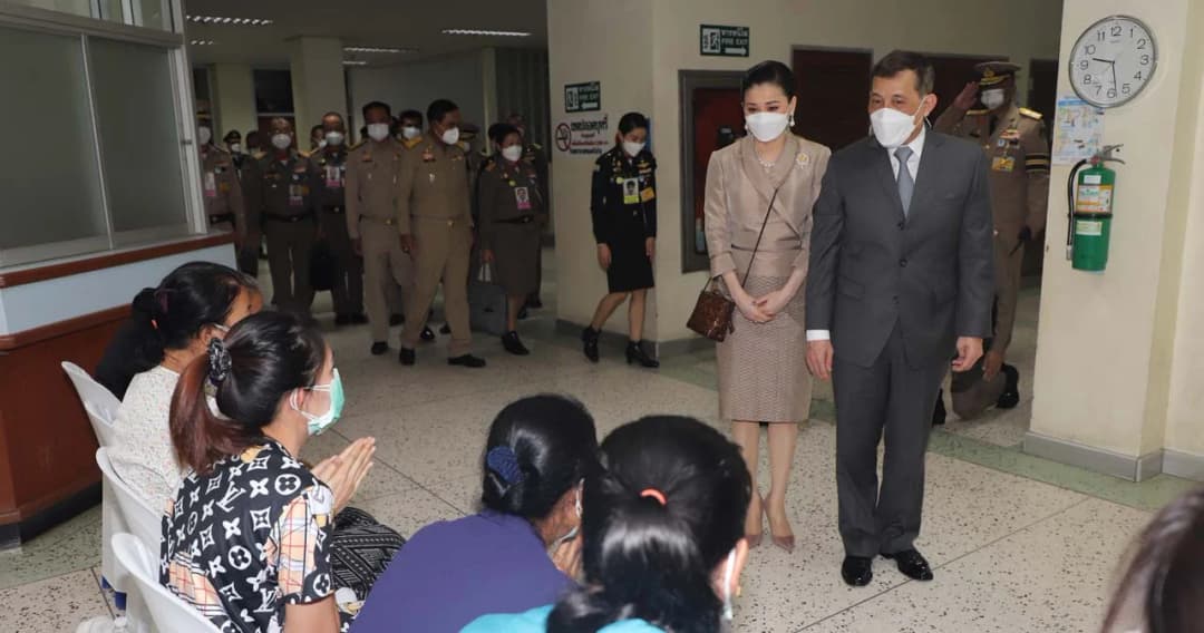 ในหลวง-พระราชินี เสด็จฯ จ.หนองบัวลำภู ทรงเยี่ยมผู้บาดเจ็บ-พระราชทานกำลังใจครอบครัวผู้เสียชีวิต