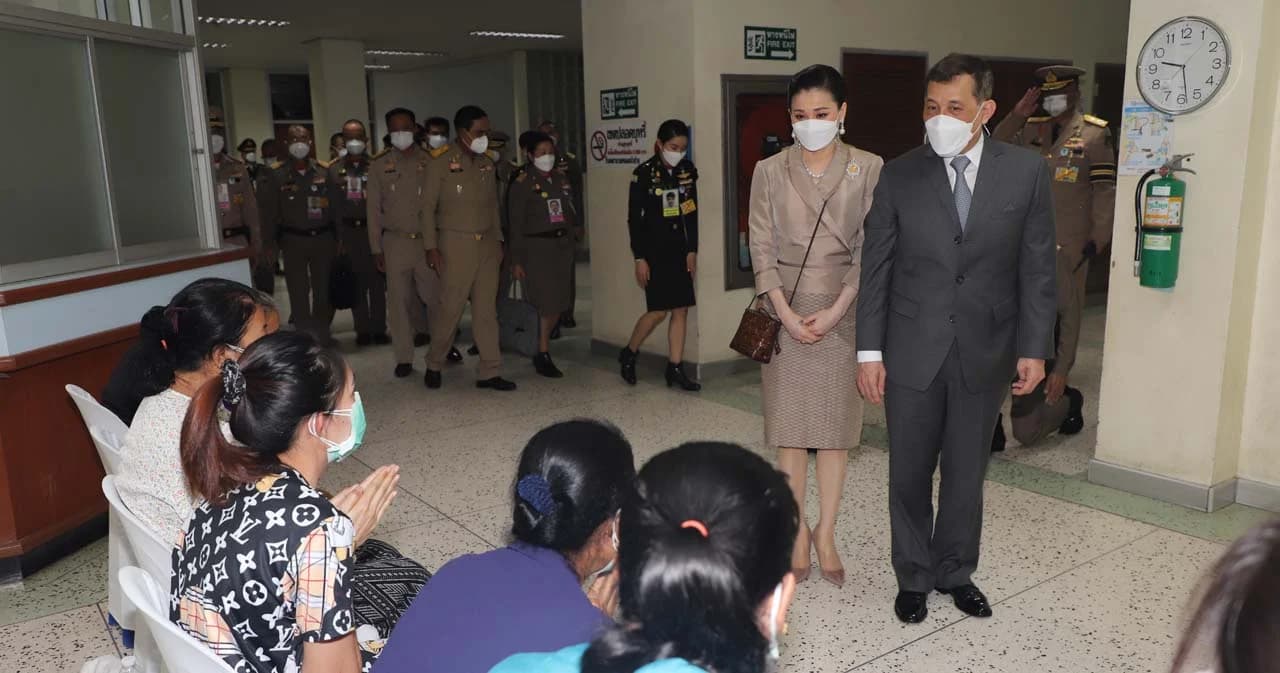 ในหลวง-พระราชินี เสด็จฯ จ.หนองบัวลำภู ทรงเยี่ยมผู้บาดเจ็บ-พระราชทานกำลังใจครอบครัวผู้เสียชีวิต