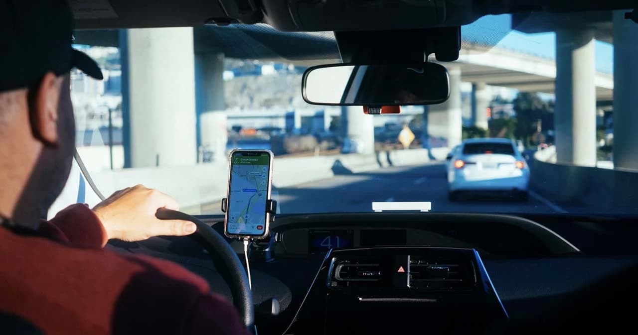 มีผลบังคับแล้ว ‘ใช้โทรศัพท์มือถือขณะขับรถ’ ต้องเชื่อมต่ออุปกรณ์ไร้สาย