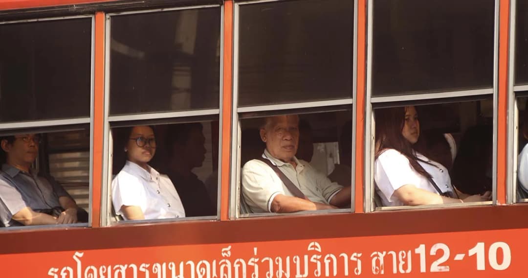 สวนดุสิตโพล เผยคนไทยรายได้ไม่พอจ่าย ค่าเดินทาง ค่าน้ำมัน แพงเกินกว่ารับได้