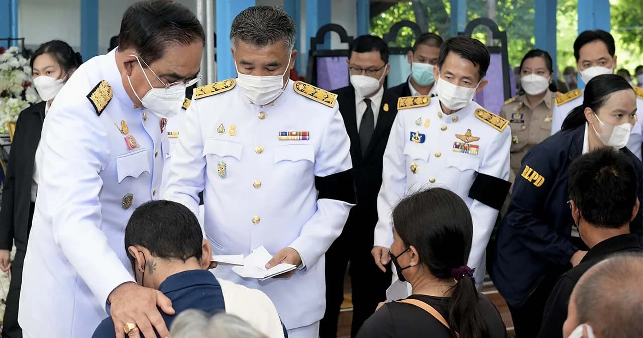 นายกฯ เยี่ยมให้กำลังใจครอบครัวผู้เสียชีวิตเหตุกราดยิง ก่อนร่วมพิธีสวดพระอภิธรรม