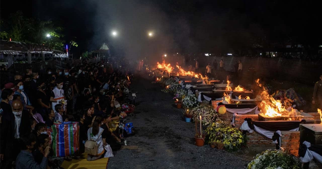 โศกเศร้าเกินคำบรรยาย พิธีเชิงตะกอนเผาร่างผู้เสียชีวิต กราดยิงหนองบัวลำภู