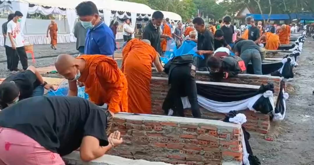 ครอบครัวร่วมเก็บกระดูกผู้เสียชีวิตเหตุโศกนาฏกรรมหนองบัวลำภู