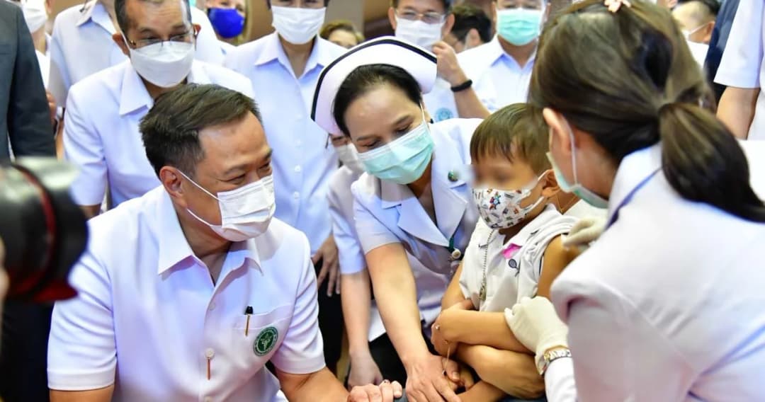 คิกออฟ ฉีดวัคซีนโควิด ‘ไฟเซอร์ฝาแดง’ ให้เด็ก 6 เดือนถึง 4 ปี  ไทยเป็นชาติแรกในอาเซียน 