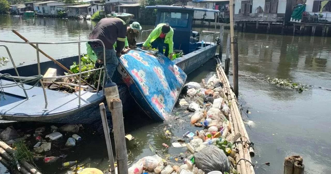 กทม. เตือนทิ้งขยะชิ้นใหญ่ลงน้ำ ปรับ 1 หมื่นบาท คนแจ้งได้ส่วนแบ่งด้วย