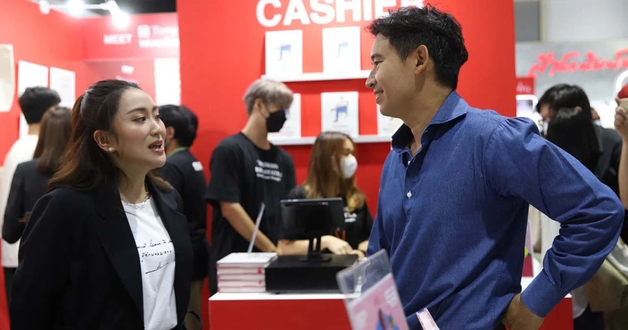 ‘พิธา-แพทองธาร’ ร่วมกัน เยี่ยมบูธ ‘ก้าวไกล-เพื่อไทย’ งานหนังสือ’65 ที่ศูนย์สิริกิติ์