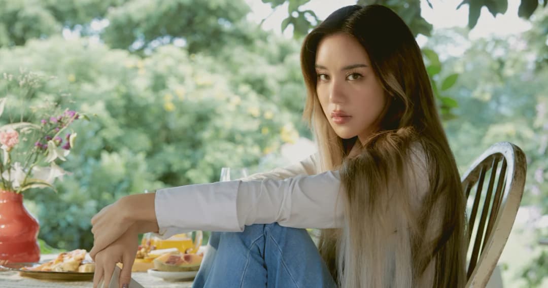 ‘อยู่ดีๆก็คิดถึง’ ซิงเกิลคัมแบ็คของ ‘KNOMJEAN’ น้ำเสียงที่แฟนเพลงคิดถึง