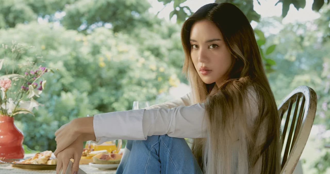 ‘อยู่ดีๆก็คิดถึง’ ซิงเกิลคัมแบ็คของ ‘KNOMJEAN’ น้ำเสียงที่แฟนเพลงคิดถึง