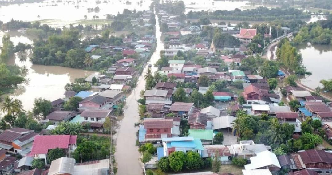 พนังกั้นแม่น้ำชี จ.กาฬสินธุ์ขาดมวลน้ำทะลักเข้าท่วมชุมชน เร่งอพยพประชาชน