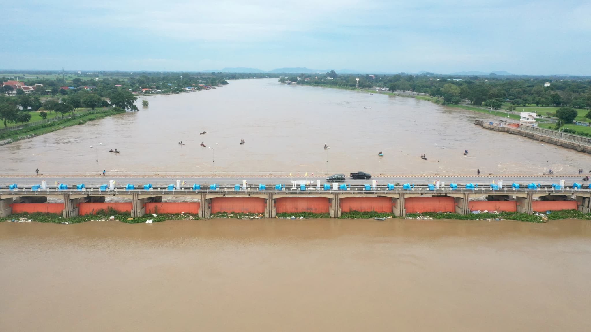 น้ำเหนือเริ่มลดลงต่อเนื่อง ชลประทานทยอยลดน้ำผ่านท้ายเขื่อนเจ้าพระยา