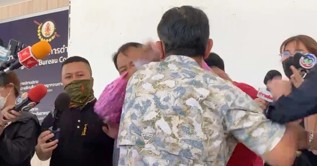 ‘ศรีสุวรรณ’ ถูกชก ขณะเข้าแจ้ง ปอท.ขอให้ตรวจสอบเดี่ยวไมโครโฟน-13
