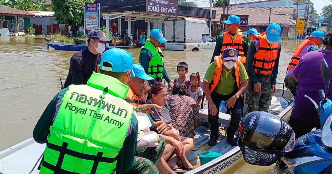 ‘อ่างทอง’ น้ำท่วมขยายวงกว้าง หน่วยงานเร่งขนของ อพยพประชาชน