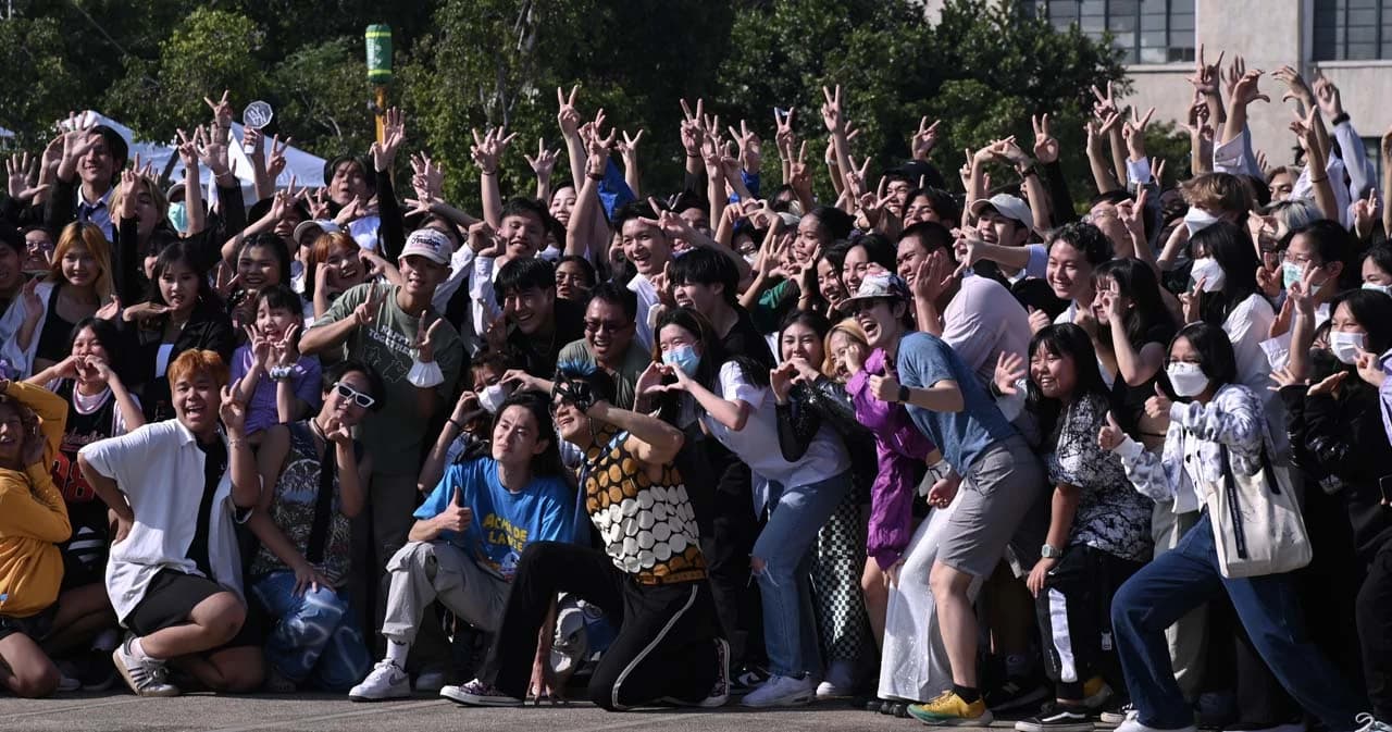 แฟลชม็อบนักเต้นเคป๊อบ บุกลานคนเมือง กทม. นำทีมโดย ‘ประธาน JYP’