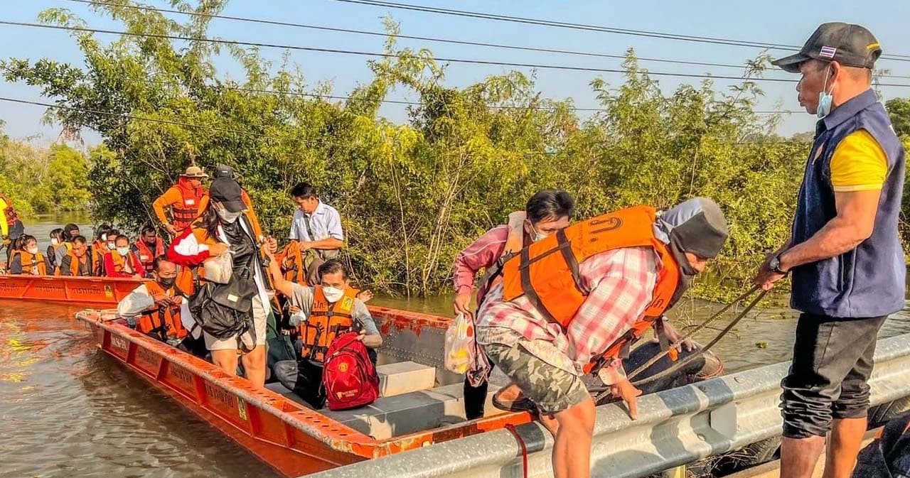 ปภ.ระดมกำลังช่วยเหลือประชาชนในพื้นที่ที่ยังคงมีน้ำท่วมอีก 33 จังหวัด