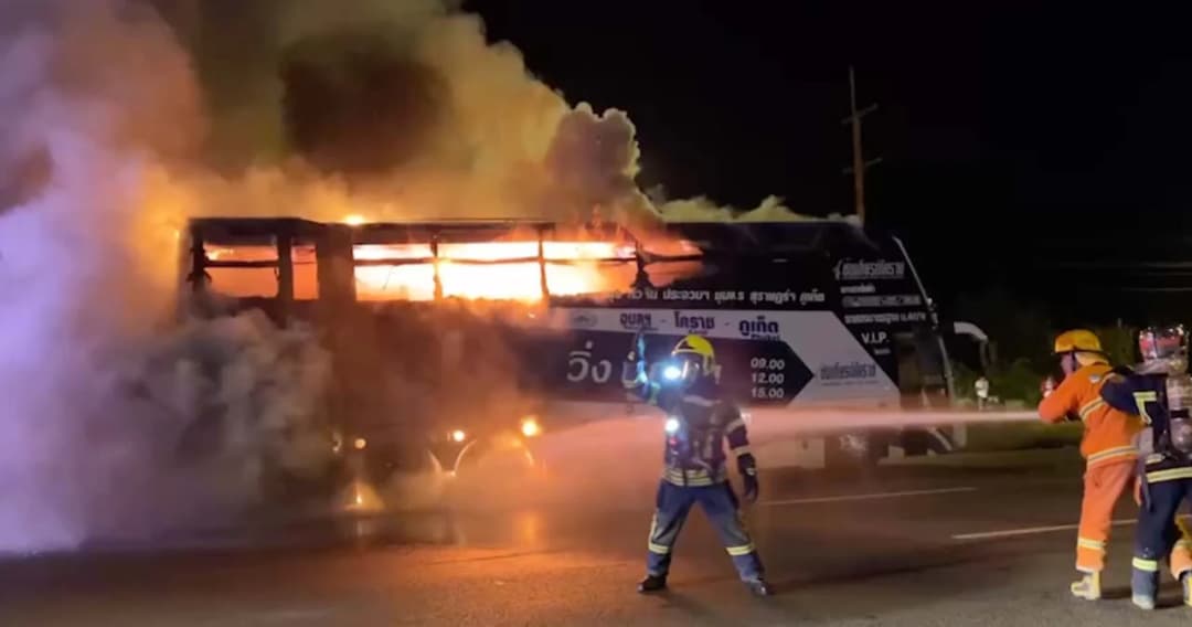 รถทัวร์ยางระเบิดจนเกิดไฟไหม้ลามทั้งคัน คนขับและผู้โดยสาร 23 ชีวิตหนีตายอลหม่าน