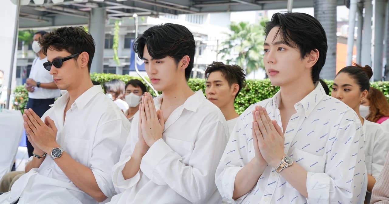 ‘อัพ ภูมิพัฒน์-แมน ธฤษณุ-เบน บัญญพนต์ ’ นำทีมบวงสรวง ซีรีส์ ‘ค่อยๆรัก STEP BY STEP’