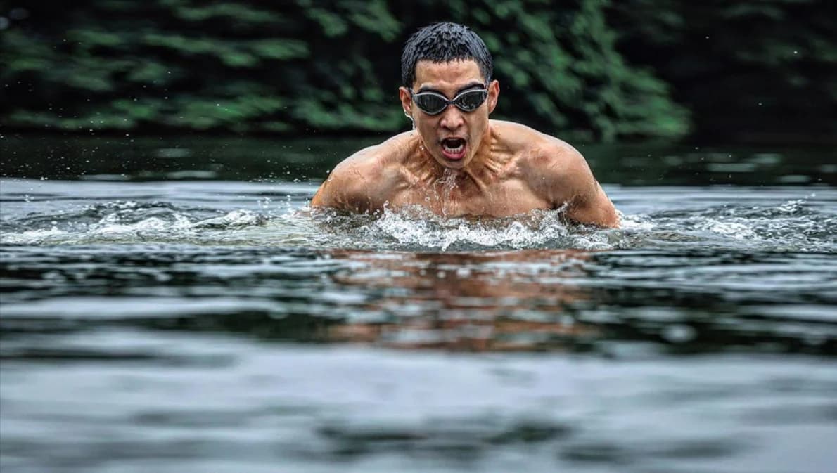 ปรากฏการณ์โตโน่ว่ายข้ามโขง ร้อยคำชม หลายคำด่า แบ่งข้างสังคมไทย