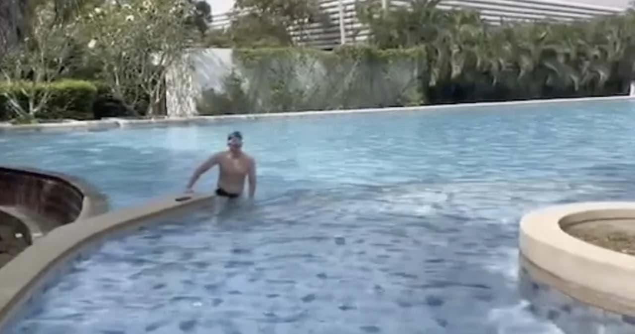 ‘มงคลกิตติ์’ ซ้อมว่ายน้ำข้ามเจ้าพระยาวันแรก หาเงินระดมทุนช่วยผู้ประสบภัยน้ำท่วม