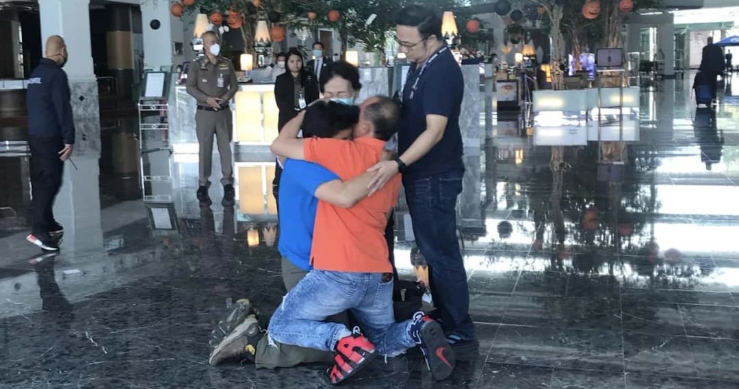 ‘หมอสอง’ แพทย์ศัลยกรรมชื่อดัง ที่ถูกลักพาตัวเรียกค่าไถ่ กลับถึงไทยแล้วอย่างปลอดภัย