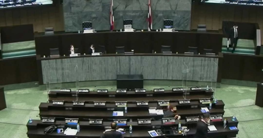 สภา กทม. ถอนญัตติค่าโดยสารรถไฟฟ้าสายสีเขียว ที่ ‘ผู้ว่าฯ ชัชชาติ’ เสนอ