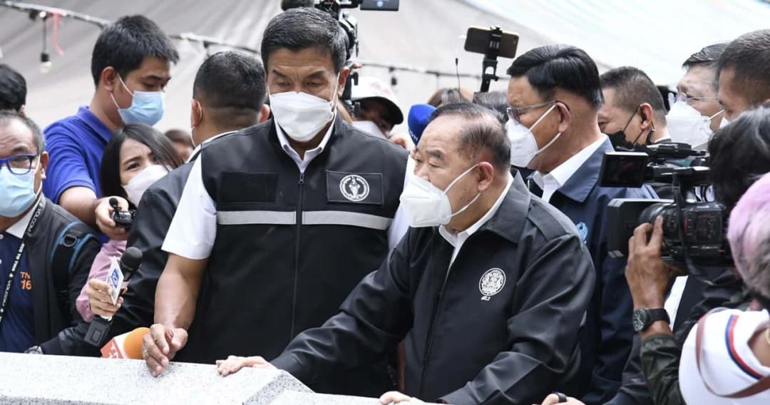 ‘ประวิตร-ชัชชาติ’ ตรวจความพร้อมรับสถานการณ์น้ำทะเลหนุนสูง ที่คลองโอ่งอ่าง