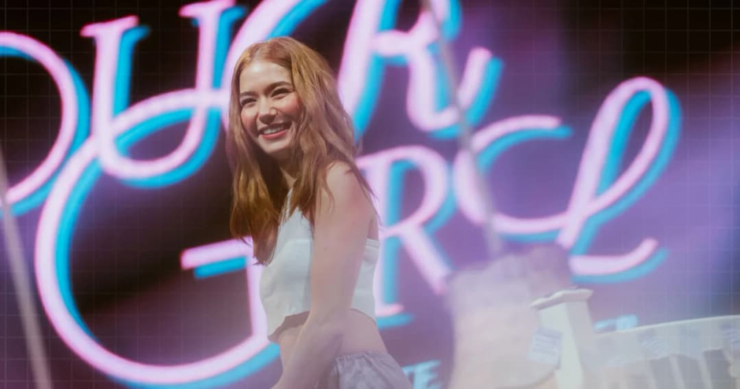 ‘วิโอเลต วอเทียร์’ เนรมิตเวทีเป็นห้องนอน ล็อคกลอนมอบความสุขให้แฟน ๆ ผ่าน 10 บทเพลงจาก ‘Your Girl’