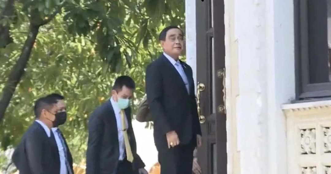 นายกฯ ยิ้มไม่ตอบปมขัดแย้ง กม.กัญชา ปชป.-ภท. ก่อนบอกเป็นเรื่องของสภา