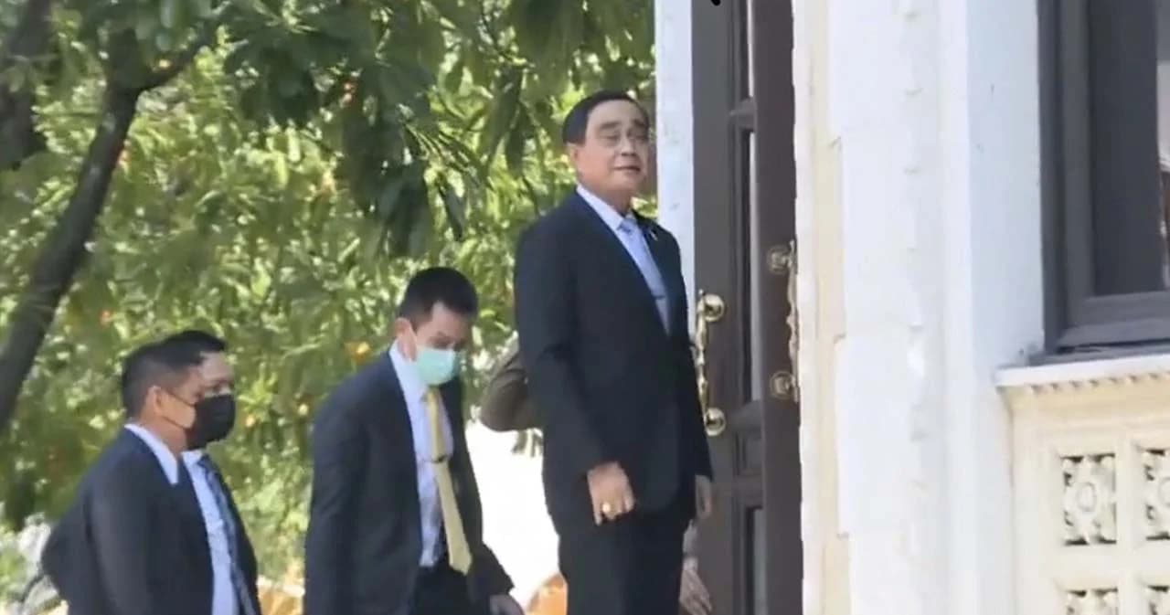 นายกฯ ยิ้มไม่ตอบปมขัดแย้ง กม.กัญชา ปชป.-ภท. ก่อนบอกเป็นเรื่องของสภา