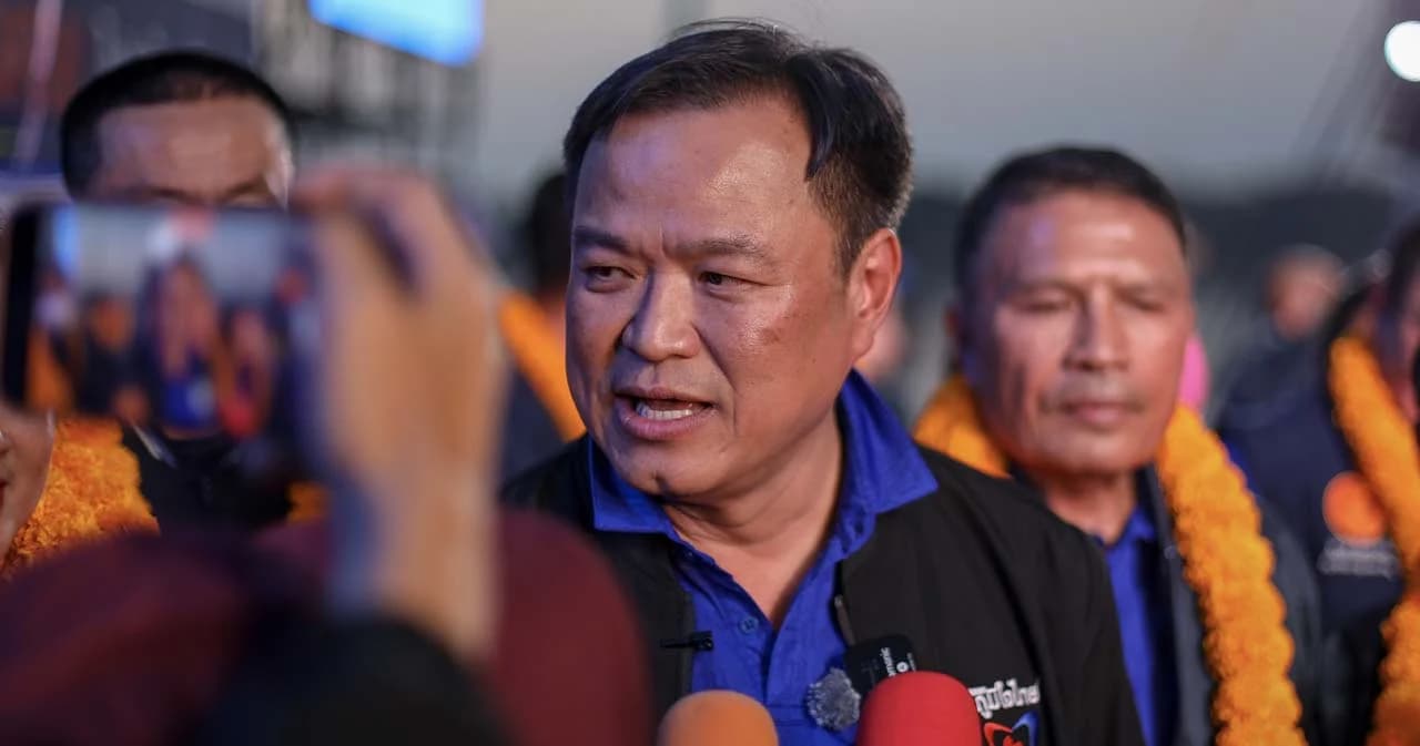 ‘อนุทิน’ เปรียบขัดแย้ง ‘จุรินทร์’ ปมกม.กัญชา เหมือนศึกสายน้ำผึ้ง ไล่คนที่ด้อยค่าไปคุยกับเสาไฟฟ้า-ต้นไม้