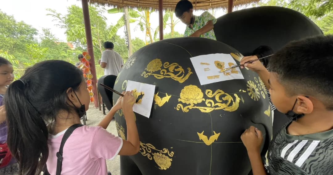 วันลอยกระทง ชวนร่วมตักบาตรท้องน้ำวัดสุวรรณาราม ส่งเสริมสุขภาวะและสุนทรียศิลปะ ผ่านรูปปั้นช้าง-ต้นกัลปพฤกษ์ยักษ์