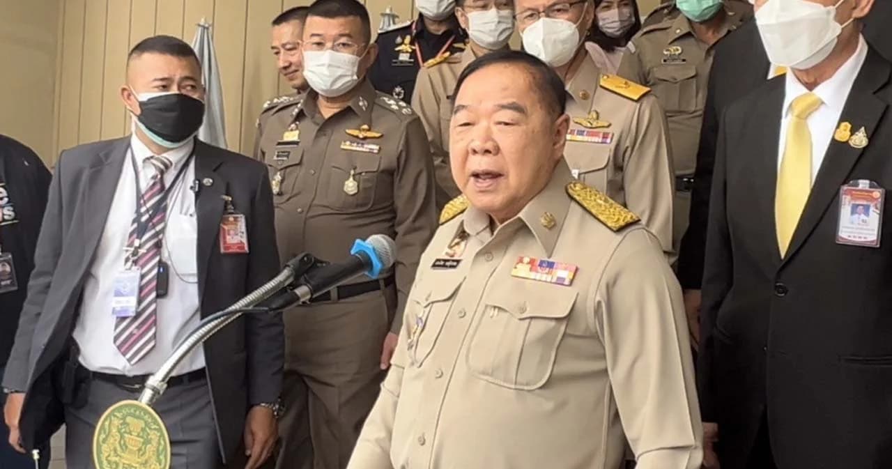 "ใครอยากจะไปไหนก็ไป" พล.อ.ประวิตร ตอบถ้า พล.อ.ประยุทธ์ ไม่อยู่กับ พปชร. แล้วจะมีส.ส.ย้ายตาม