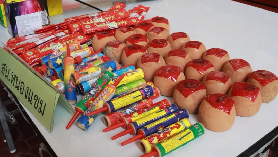 ตร.นครบาลตรวจยึดพลุ-ดอกไม้เพลิง-ประทัด ‘วันลอยกระทง’ ย้ำอย่าทำผิดกฎหมาย