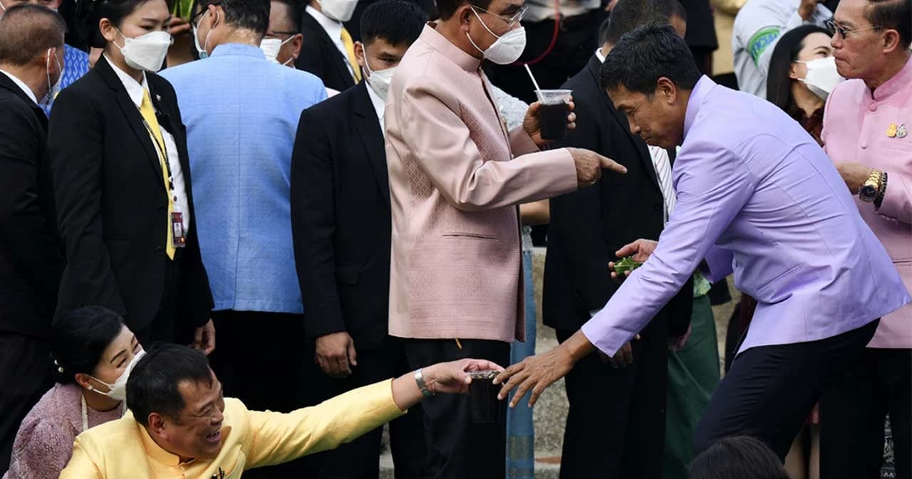 ‘ลอยกระทง65’ ครึกครื้น นายกฯ นำครม. ร่วมงานที่คลองผดุงฯ ‘อนุทิน’ เสิร์ฟน้ำโอเลี้ยง ‘ชัชชาติ’