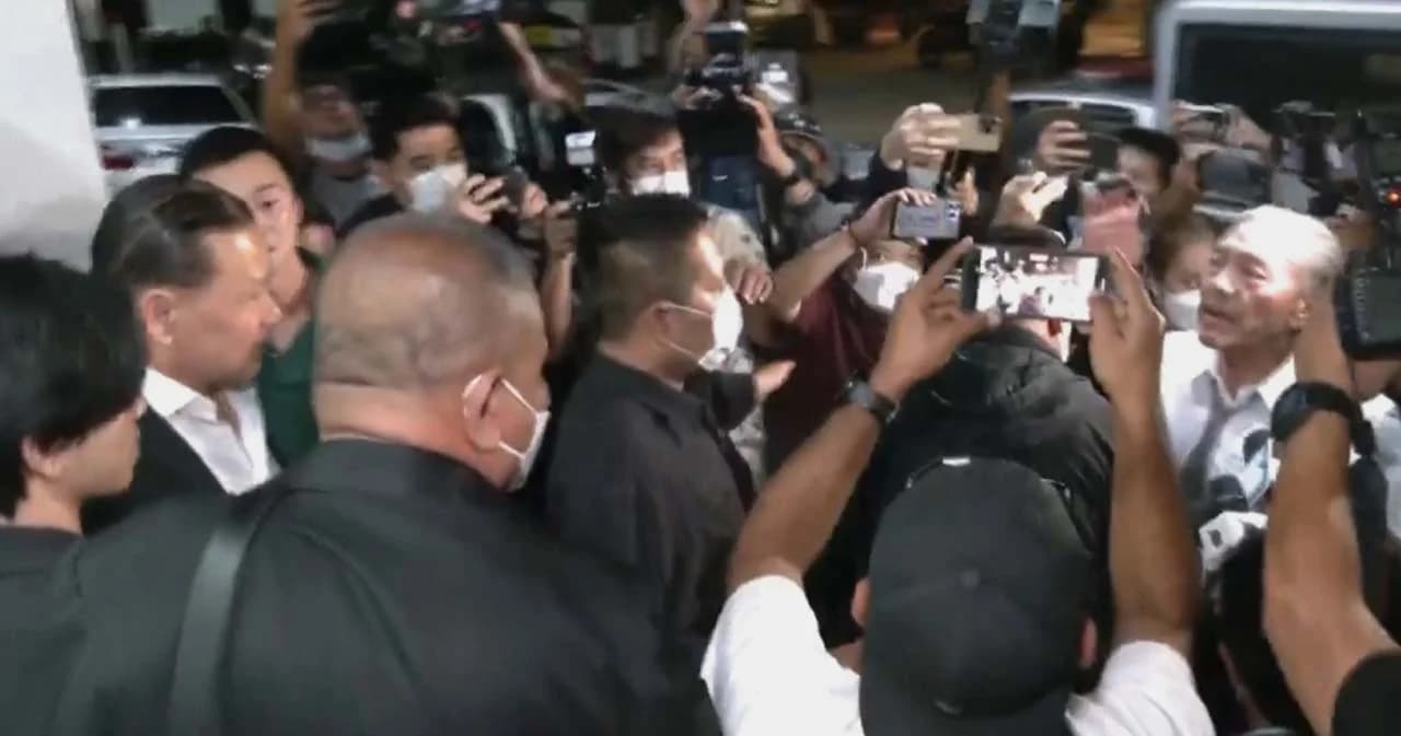 ‘ชูวิทย์’ หวิดวางมวย ‘สันธนะ’ หน้าโรงพักทองหล่อ หลังวิวาทะปมกลุ่มทุนธุรกิจสีเทา