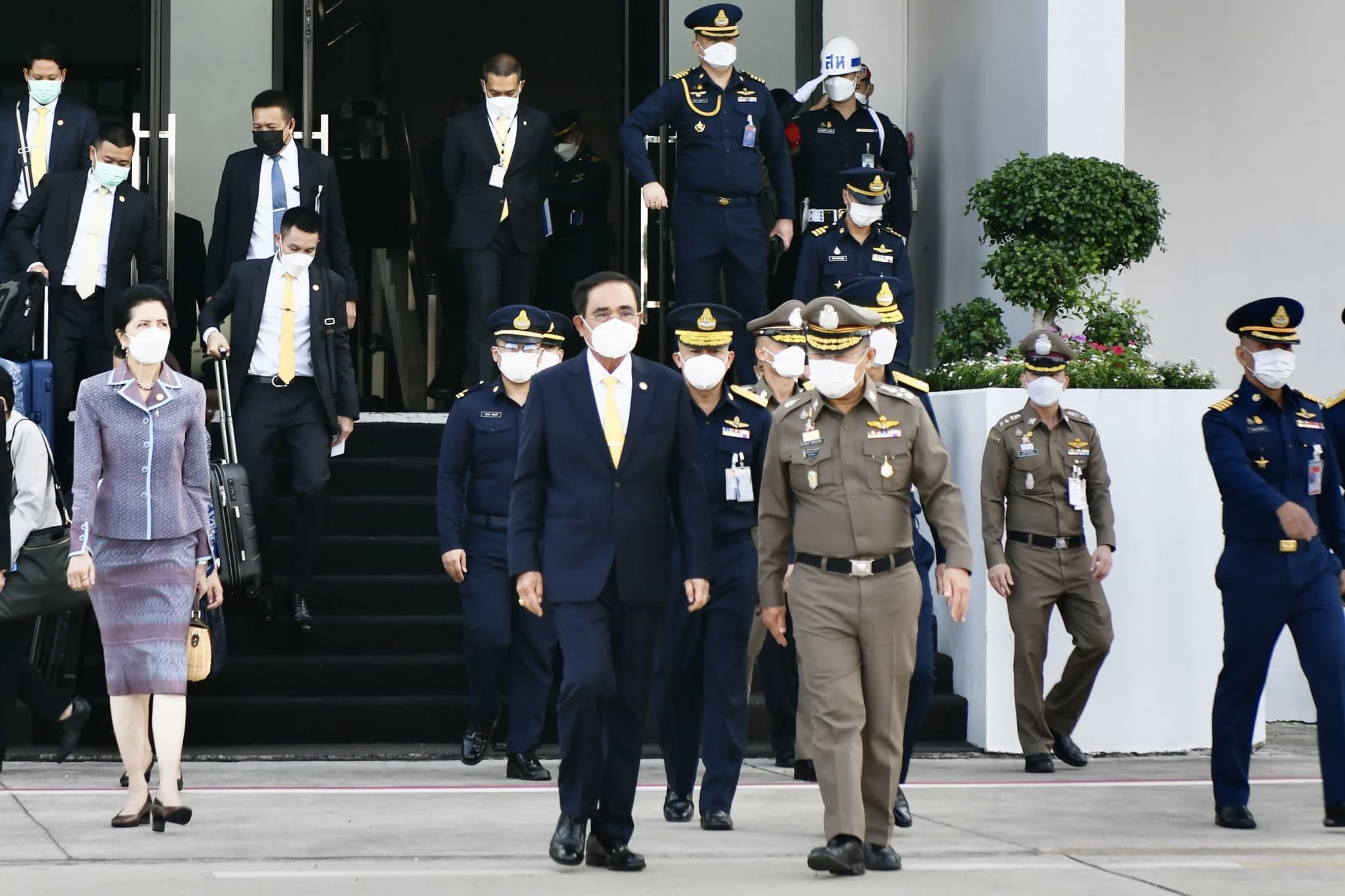 นายกฯ ออกเดินทางไปร่วมการประชุมสุดยอดอาเซียน กัมพูชา