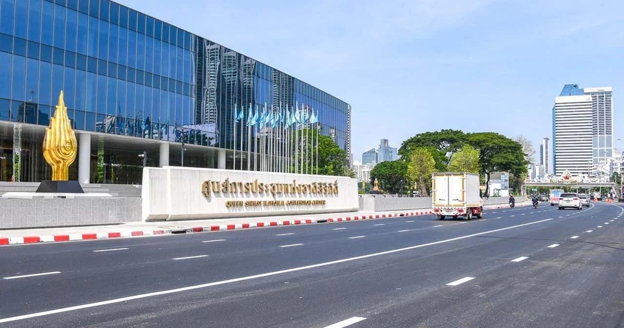 การไฟฟ้านครหลวงรื้อถอนเสาไฟฟ้าหน้าศูนย์การประชุมแห่งชาติสิริกิติ์ รองรับประชุม APEC 2022