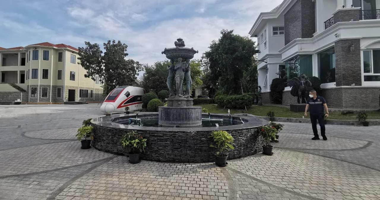 สตม. บุกค้นคฤหาสน์นายทุนชาวจีน พบเบาะแสสวมบัตรประชาชนไทย ขยายผลจากคดีปลอมรถคล้ายรถทูต