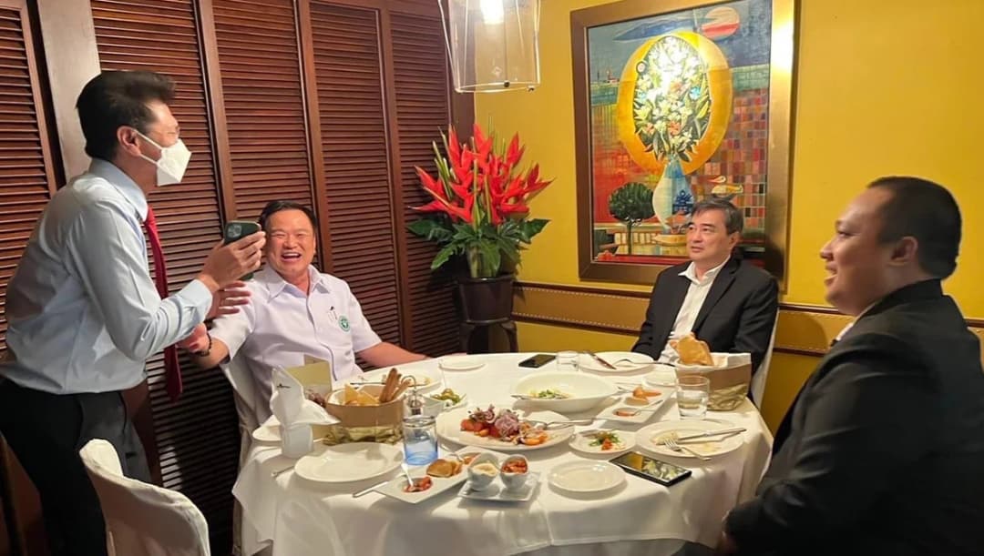 ไม่มีอะไรแน่นะวิ! ‘อนุทิน-อภิสิทธิ์’ นัดทานมื้อกลางวัน บรรยากาศสุดชื่นมื่น