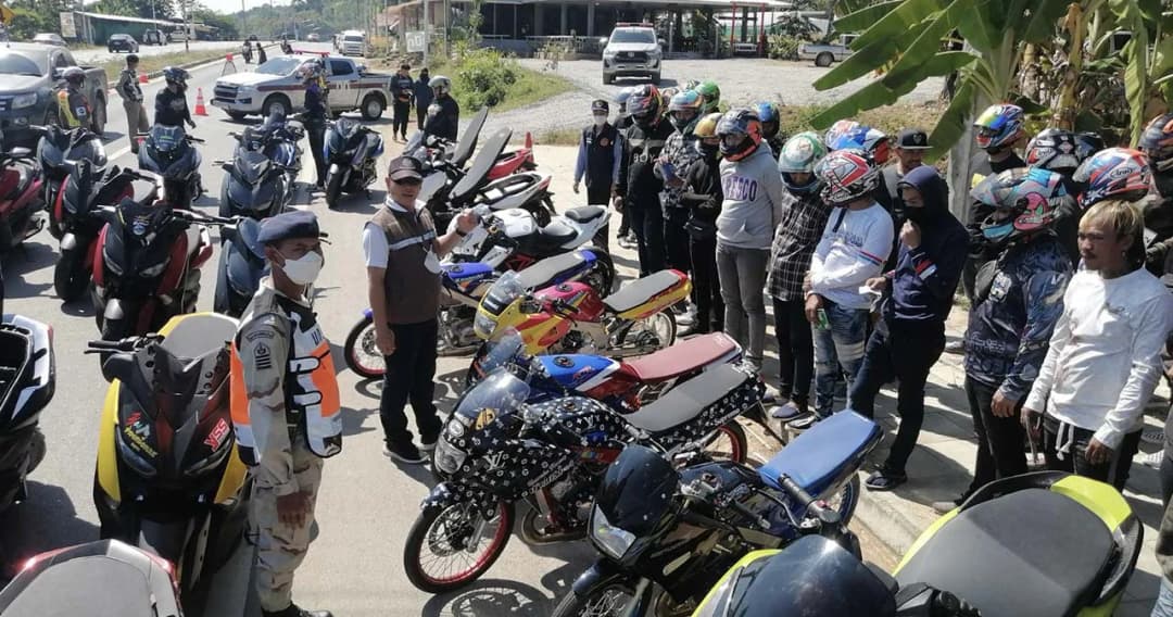 ตร.เข้มตั้งด่านตรวจพบกลุ่ม ‘น้ำไม่อาบ’ ออกทริป จ.เพชรบูรณ์ พบผิด กม.จราจรทางบกฯ จำนวนมาก