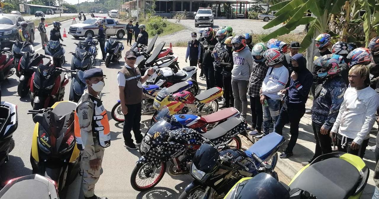 ตร.เข้มตั้งด่านตรวจพบกลุ่ม ‘น้ำไม่อาบ’ ออกทริป จ.เพชรบูรณ์ พบผิด กม.จราจรทางบกฯ จำนวนมาก