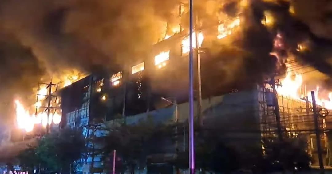 ไฟไหม้โรงงานรองเท้ายี่ห้อดัง ย่านบางนา-ตราด กม.16  พบอาคารทรุดตัวบางส่วน