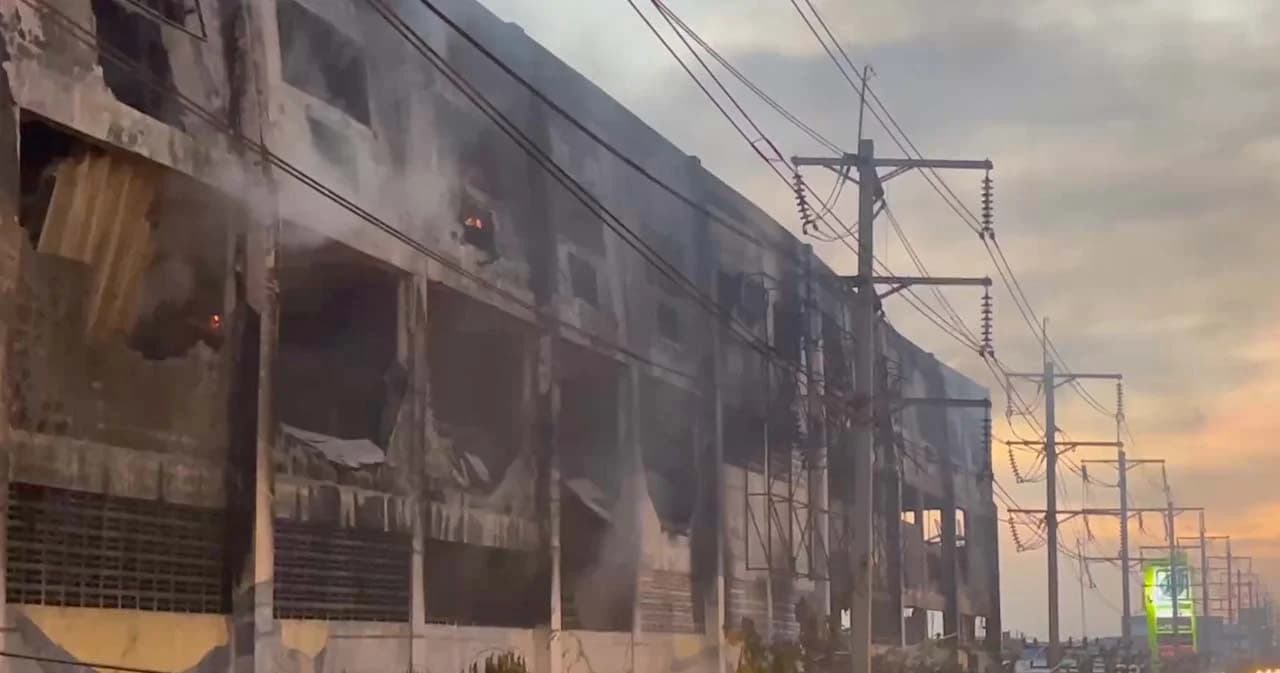 ไฟไหม้โรงงานรองเท้า เพลิงยังปะทุตลอดทั้งคืน