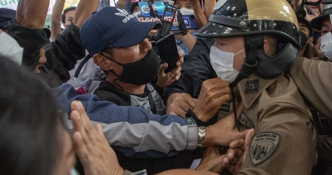 เกิดเหตุปะทะกันเล็กน้อยบริเวณแยกอโศกมนตรี หลังตำรวจพยายามเข้าไปยึดอุปกรณ์ทำกิจกรรม