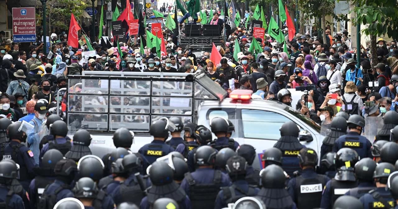 ราษฎรหยุดเอเปค เริ่มเคลื่อนขบวนจากลานคนเมืองสู่ศูนย์การประชุมแห่งชาติสิริกิติ์