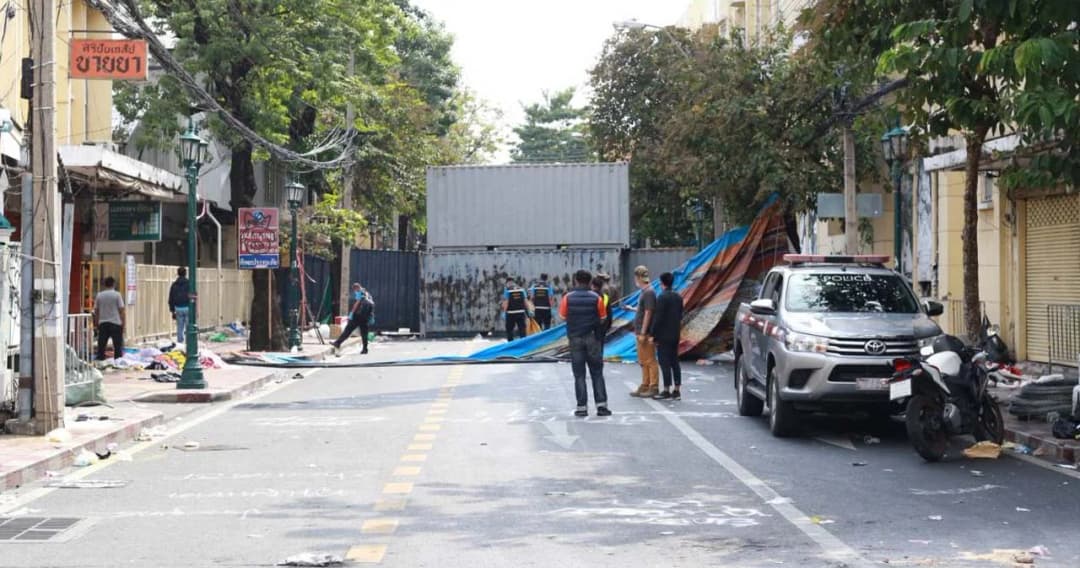 ตำรวจนำตู้คอนเทนเนอร์วางกั้นถนนปิดล้อมพื้นที่ผู้ชุมนุม