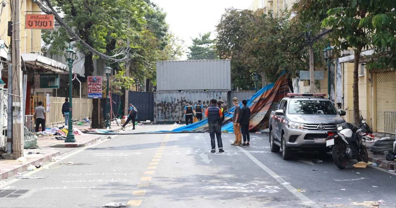 ตำรวจนำตู้คอนเทนเนอร์วางกั้นถนนปิดล้อมพื้นที่ผู้ชุมนุม