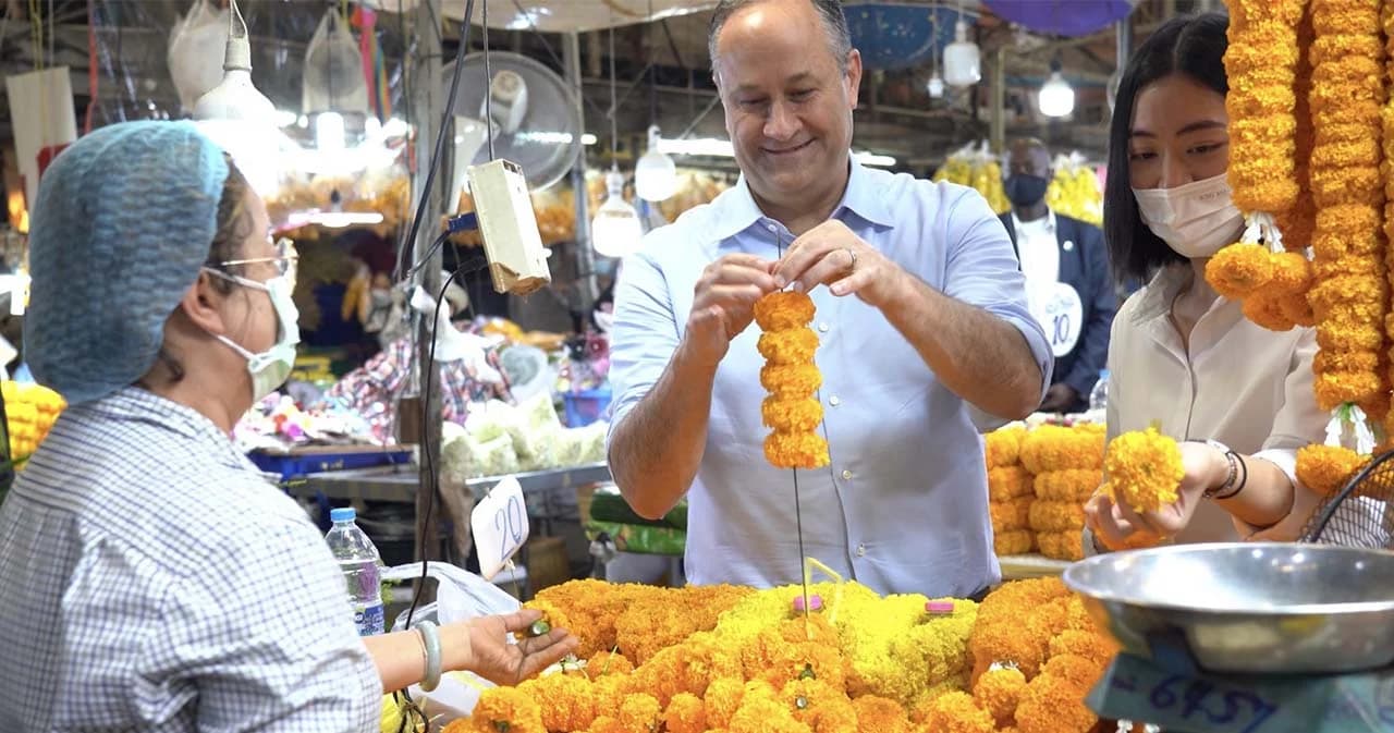 ‘ดักลาส เอ็มฮอฟฟ์’ คู่สมรส รอง ปธน.สหรัฐฯ หนึ่งชั่วโมงกับกิจกรรมในปากคลองตลาด