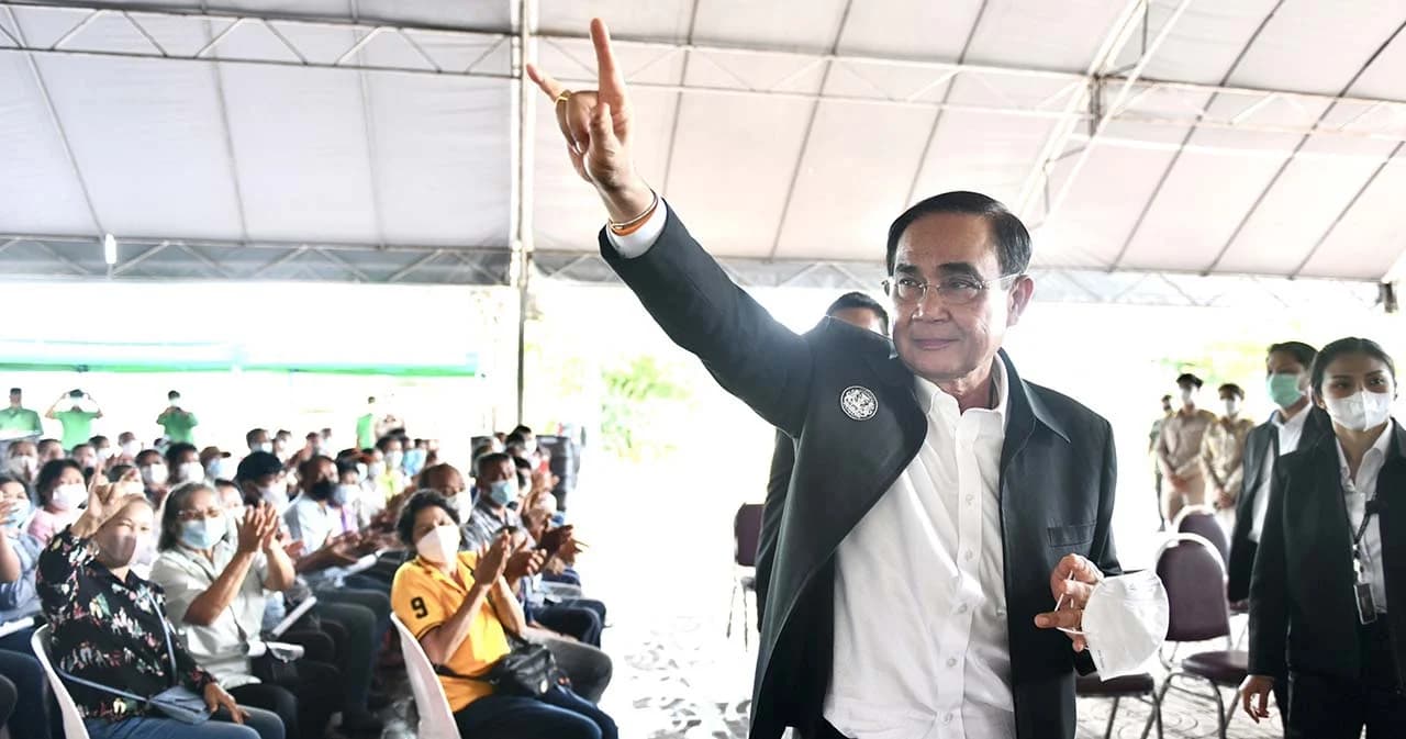 นายกฯ ลงพื้นที่ จ.เพชรบูรณ์ ประชาชนได้กอดใกล้ชิด ขออย่าเข้าใจผิดจะเป็นนายกฯ อีกนาน