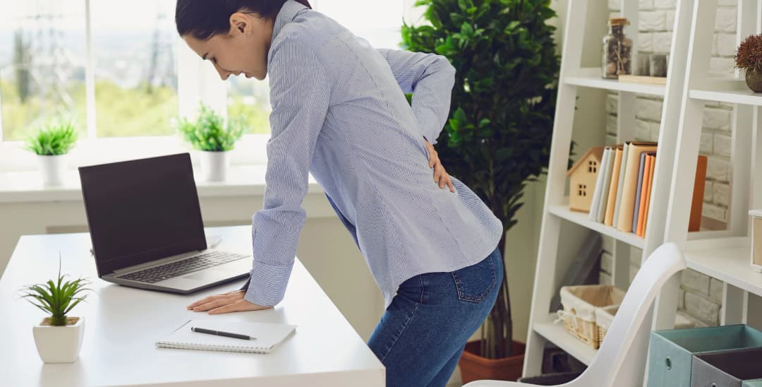 ปวดหลังในตำแหน่ง ‘ปลิ้นหมอนรองกระดูก’ ส่วนเอว รู้เร็วทันการรักษา