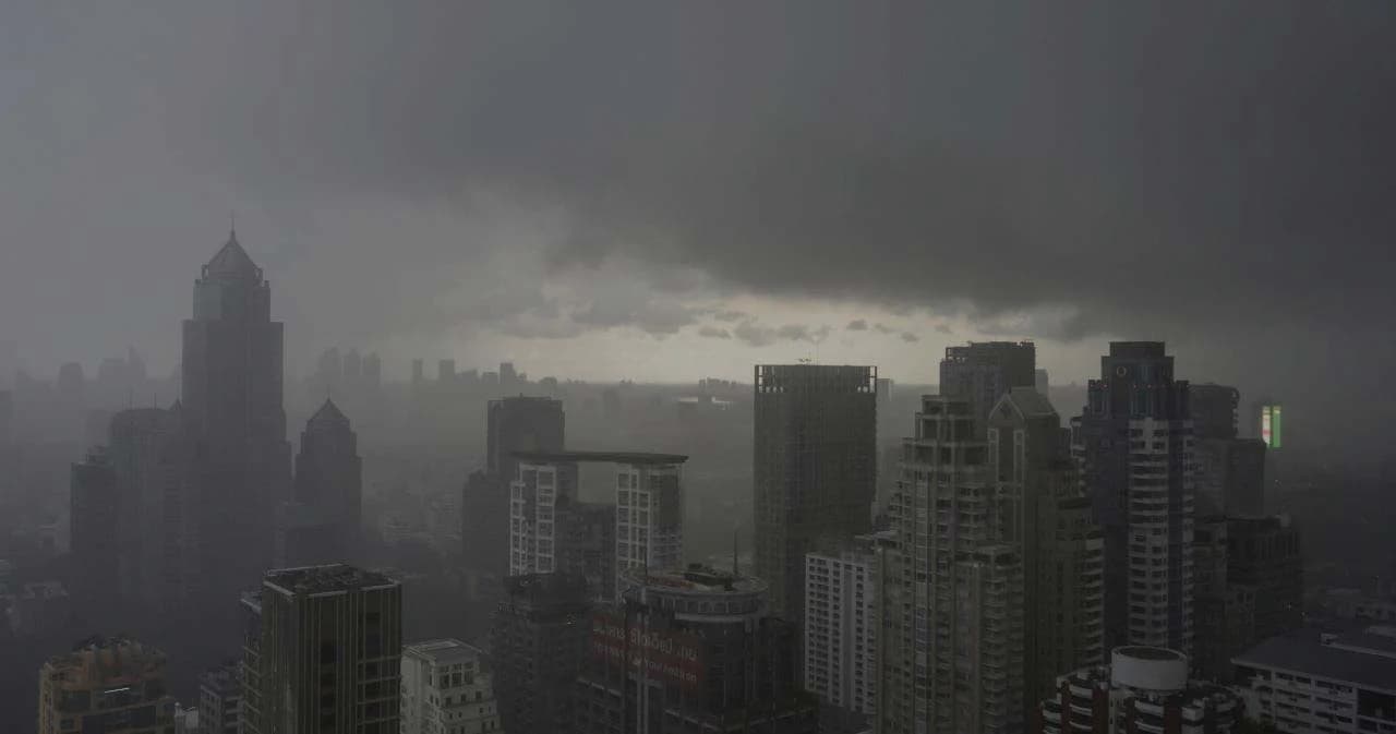 ประกาศกรมอุตุฯ เตือนฉบับที่ 1 ไทยจะเจอ ‘อากาศแปรปรวน’ ฝนตกหนัก ก่อนอุณหภูมิจะลดฮวบ